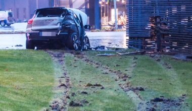 Bilen kjørte inn i bygg i Kristiansand: Politiet etterforsker