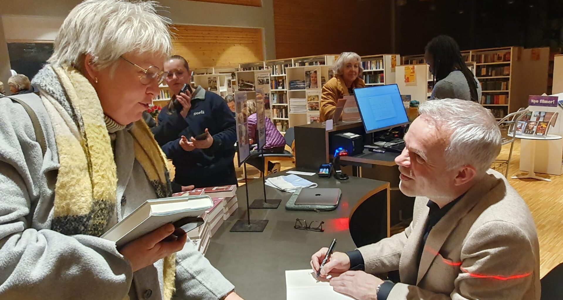 Kultur, Gran | Kristel fikk signert bok og ga forfatteren en god latter tilbake: – Han var morsom og hadde selvironi