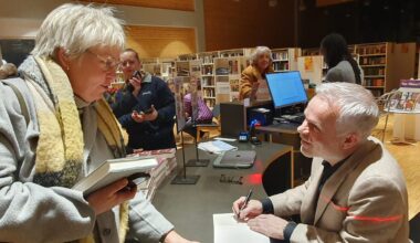 Kultur, Gran | Kristel fikk signert bok og ga forfatteren en god latter tilbake: – Han var morsom og hadde selvironi