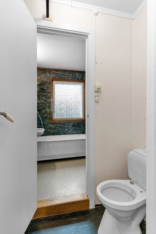 bilde av toalett uten lokk