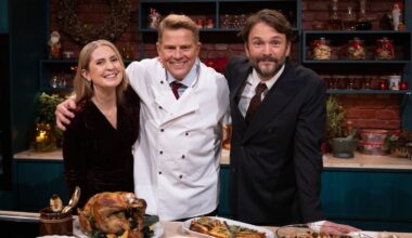 En gruppe mennesker som står foran et bord med mat