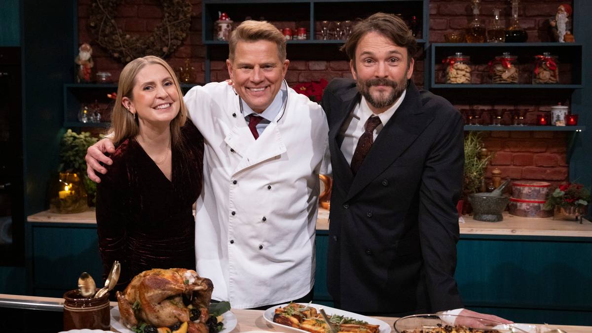 En gruppe mennesker som står foran et bord med mat