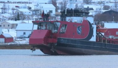 (+) Forbereder å trekke båten av skjæret - ht.no
