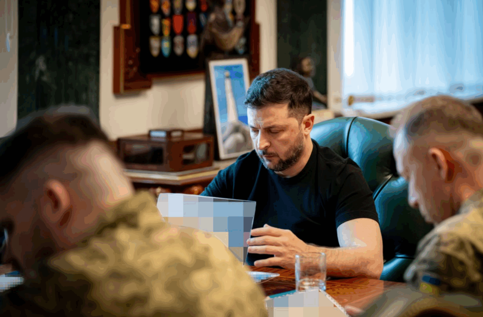 Ukrainas president har vært under hardt press den siste tiden etter korrupsjonsskandalen i landet. Nå retter han fokus mot frontlinjen igjen.