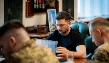 Ukrainas president har vært under hardt press den siste tiden etter korrupsjonsskandalen i landet. Nå retter han fokus mot frontlinjen igjen.