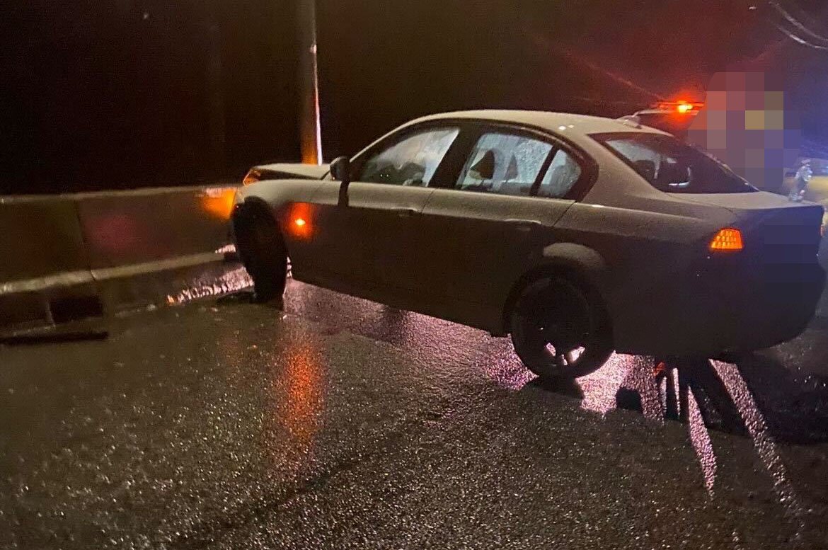 Trafikk, Trafikkulykke | Bil kjørte i autovernet på Fanafjellet