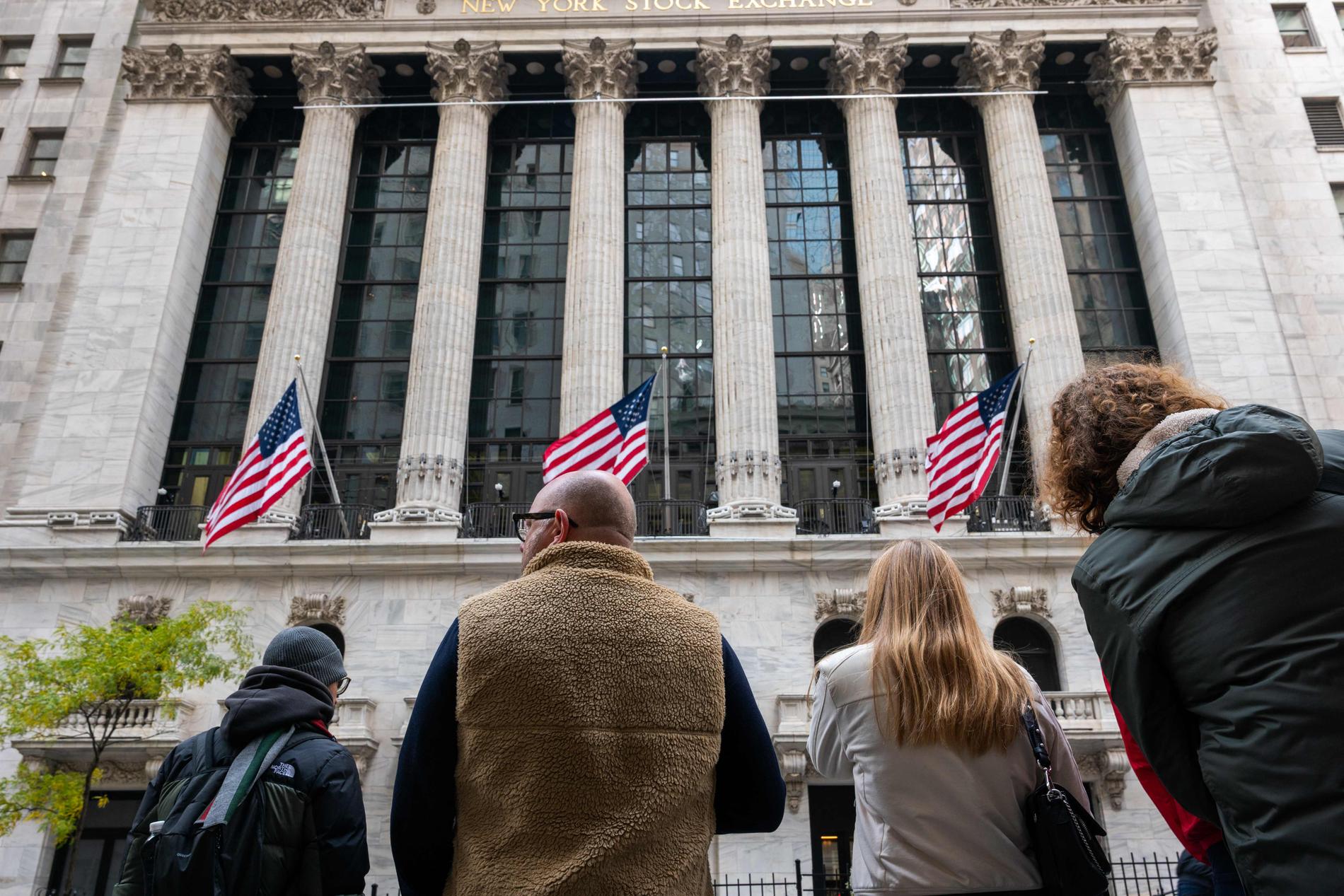 Folk utenfor New York-børsen på Wall Street.