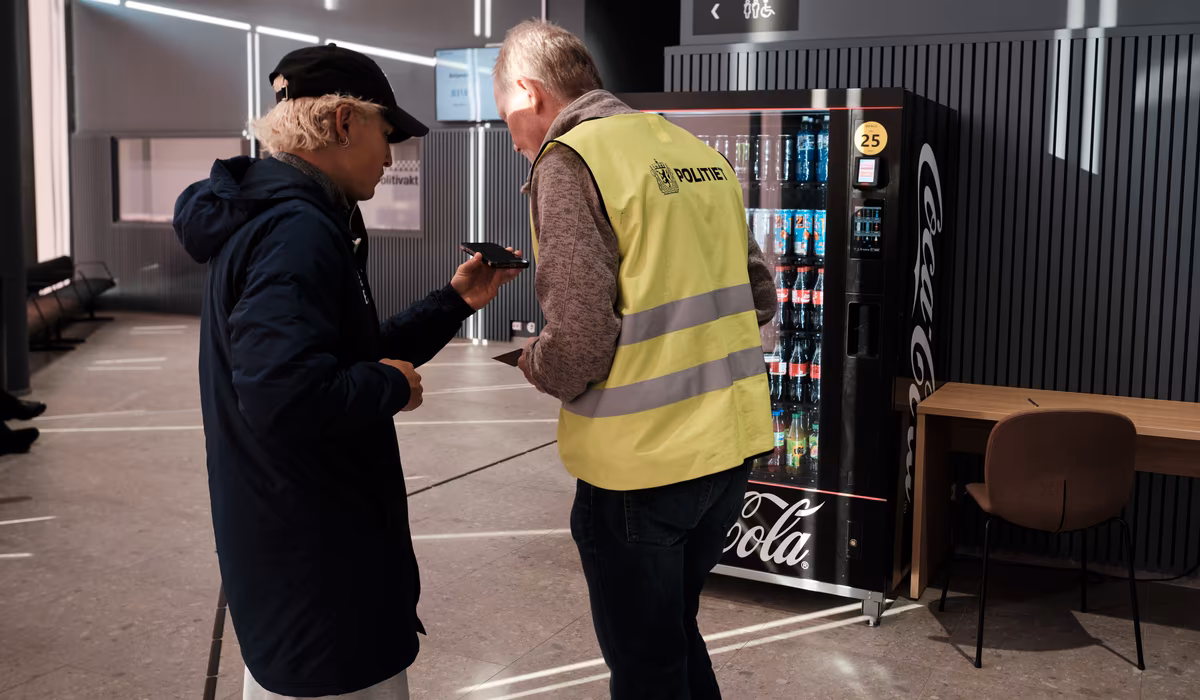 (+) Her er 20-årin­gen på stasjo­nen etter sjokk­beskje­den. Dette sier poli­tiet. - fvn.no