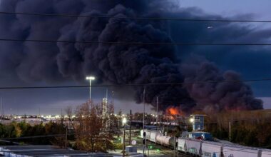 Røyk stiger opp fra ulykkesstedet etter at et UPS MD-11 fraktfly krasjet under avgang fra Louisville Muhammad Ali International Airport in Louisville, Kentucky, tirsdag denne uken.
