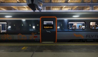 Flytoget, SOS Barnebyer | Kjørte helt tomt flytog til Gardermoen: – En trykket stemning hele veien