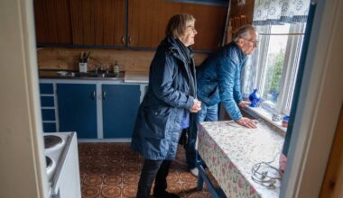 Wenche og Tor Inge Havrevoll står utenfor hjemmet sitt på Nesflaten i Suldal