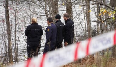 Politi og kriminalteknikere i Drangedal.