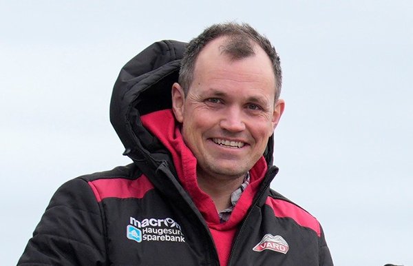 Fra venstre; Håkon L. Vevang, Nicholas Vevang, Maiken Vevang, Elise Vevang og Maria Vevang utenfor Storhall Karmøy