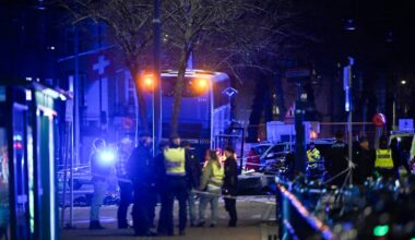 En stor gruppe mennesker fra nødetatene står på et avsperret ulykkesområde. Det er iført refleksvester.