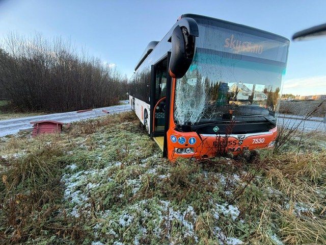 Trafikk, Vær | Buss mistet kontroll: – Hørte et smell