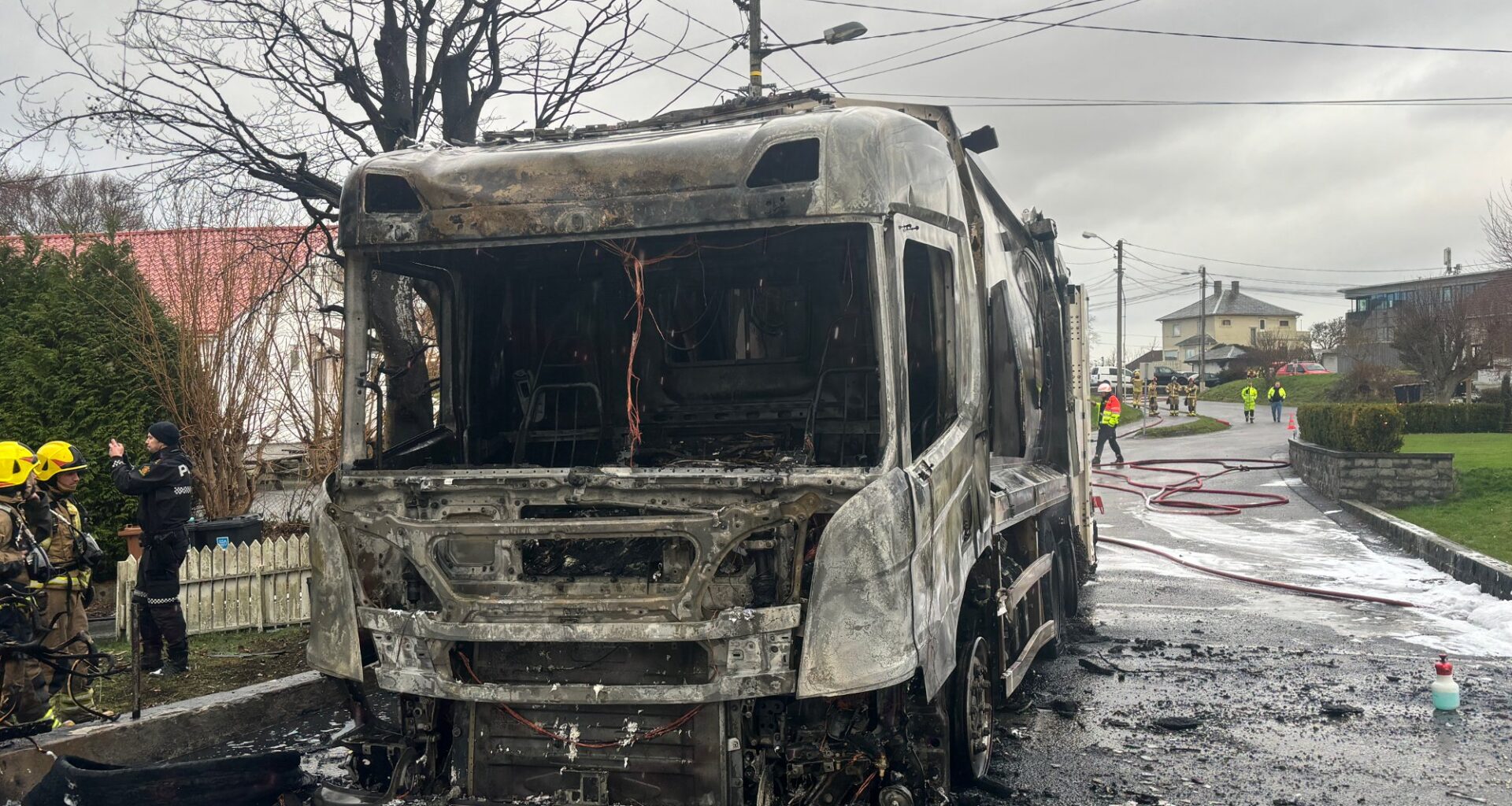 Karmøy, Brann | Søppelbil i full fyr på Vea: – Har vært en kraftig brann