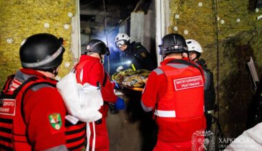 Redningspersoner bærer en person ut fra et hus som er truffet av russisk drone i byen Kharkiv