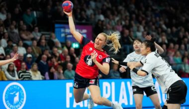 en gruppe kvinner som spiller håndball