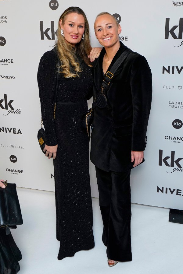 Oslo 20251125.
Camilla Herrem (t.h.) sammen med søsteren ankommer KK-gallaen for «Årets kvinner 2025» på Grand Hotel i Oslo.
Foto: Thomas Fure / NTB
