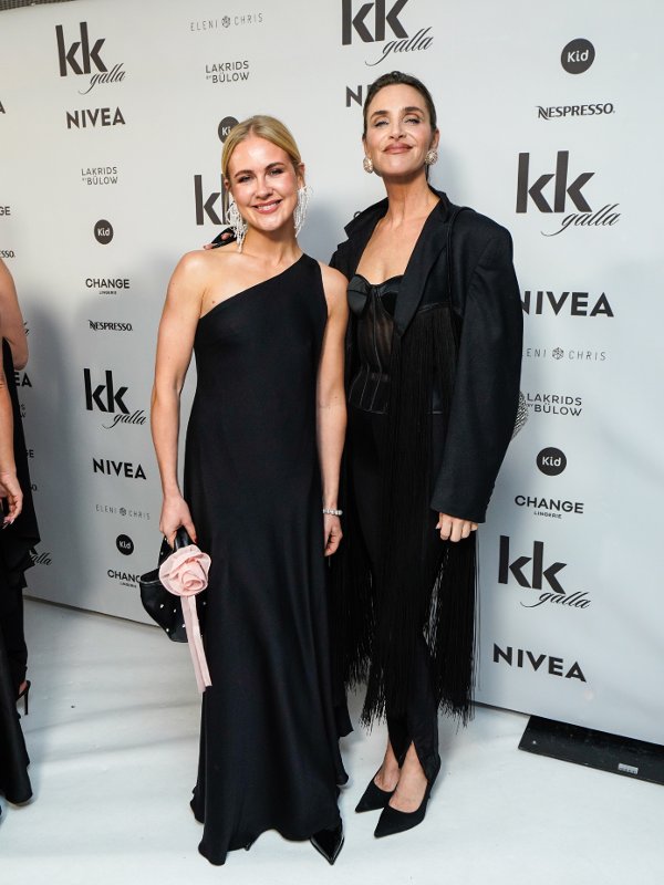 Oslo 20251125.
Emilie Skolmen og Isabel Ødegård Skolmen ankommer KK-gallaen for «Årets kvinner 2025» på Grand Hotel i Oslo.
Foto: Thomas Fure / NTB