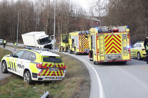 Det er store skader på både personbil og lastebil.