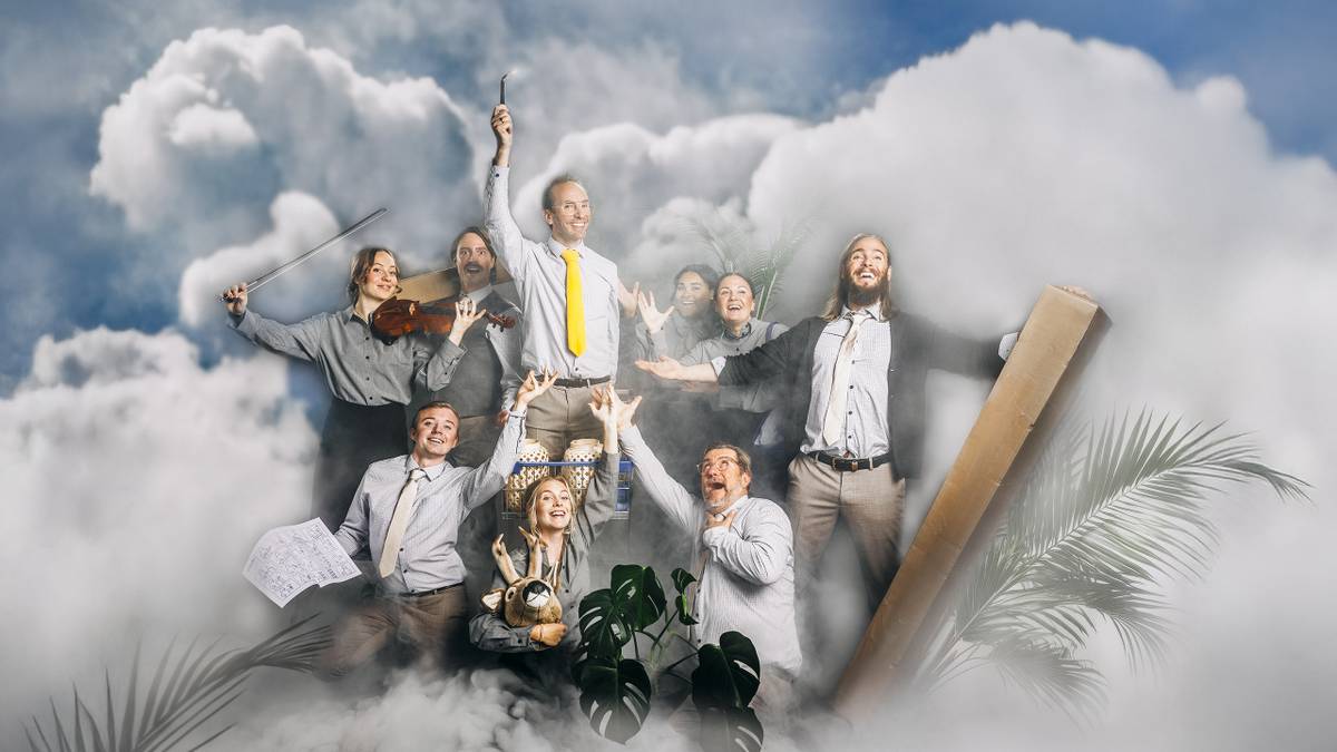 Flere personer som står sammen med himmel og skyer i bakgrunnen.