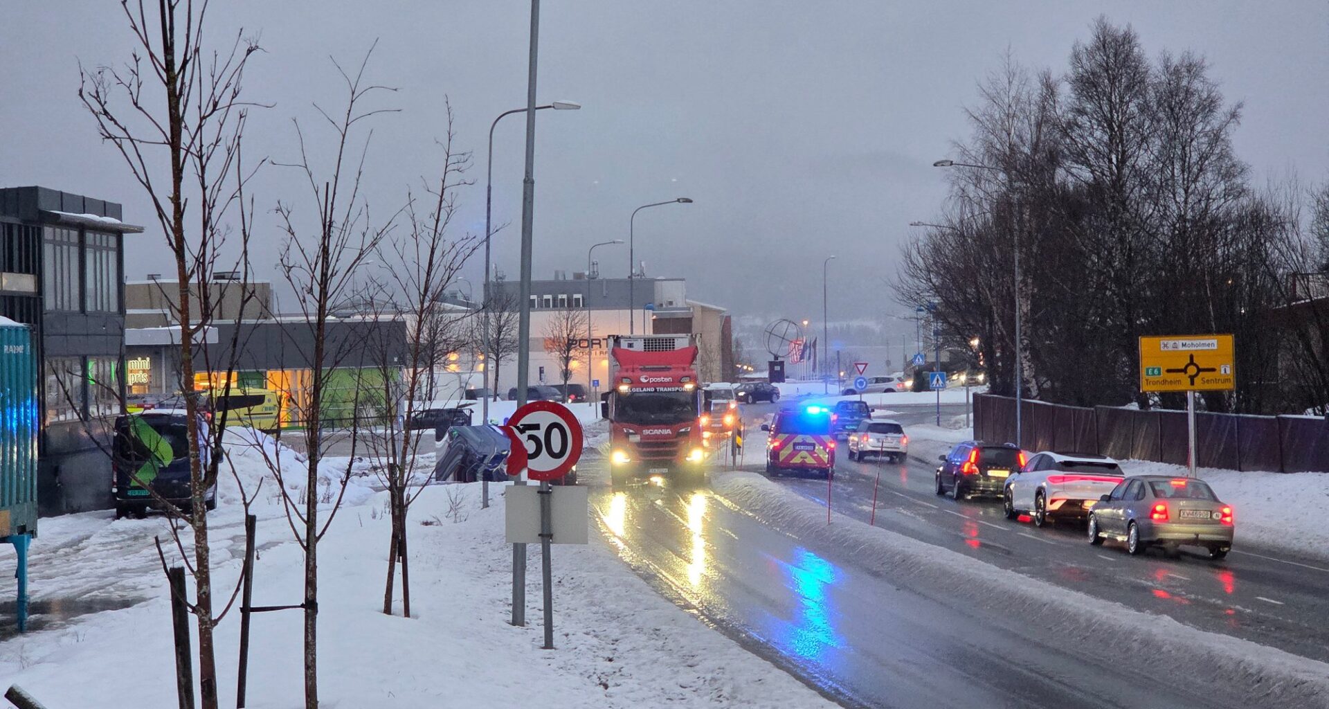 Trafikkmeldinger, Rana | Bil skal ha kjørt inn i flere andre biler i Mo i Rana