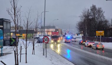 Trafikkmeldinger, Rana | Bil skal ha kjørt inn i flere andre biler i Mo i Rana