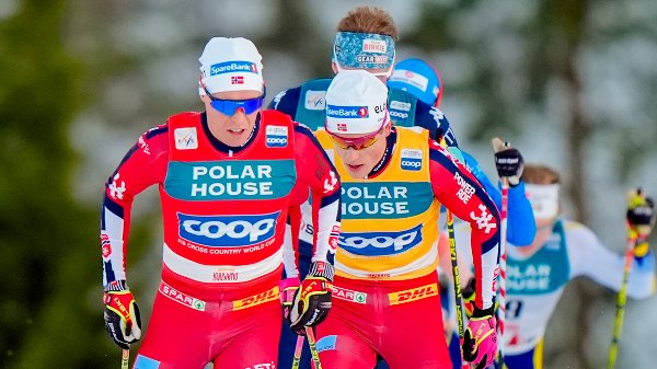 Martin Løwstrøm Nyenget og Johannes Høsflot Klæbo under søndagens renn i Ruka, Finland.