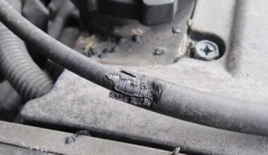 et nærbilde av en skadet ledning