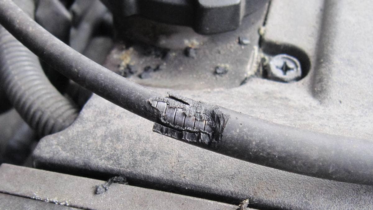 et nærbilde av en skadet ledning