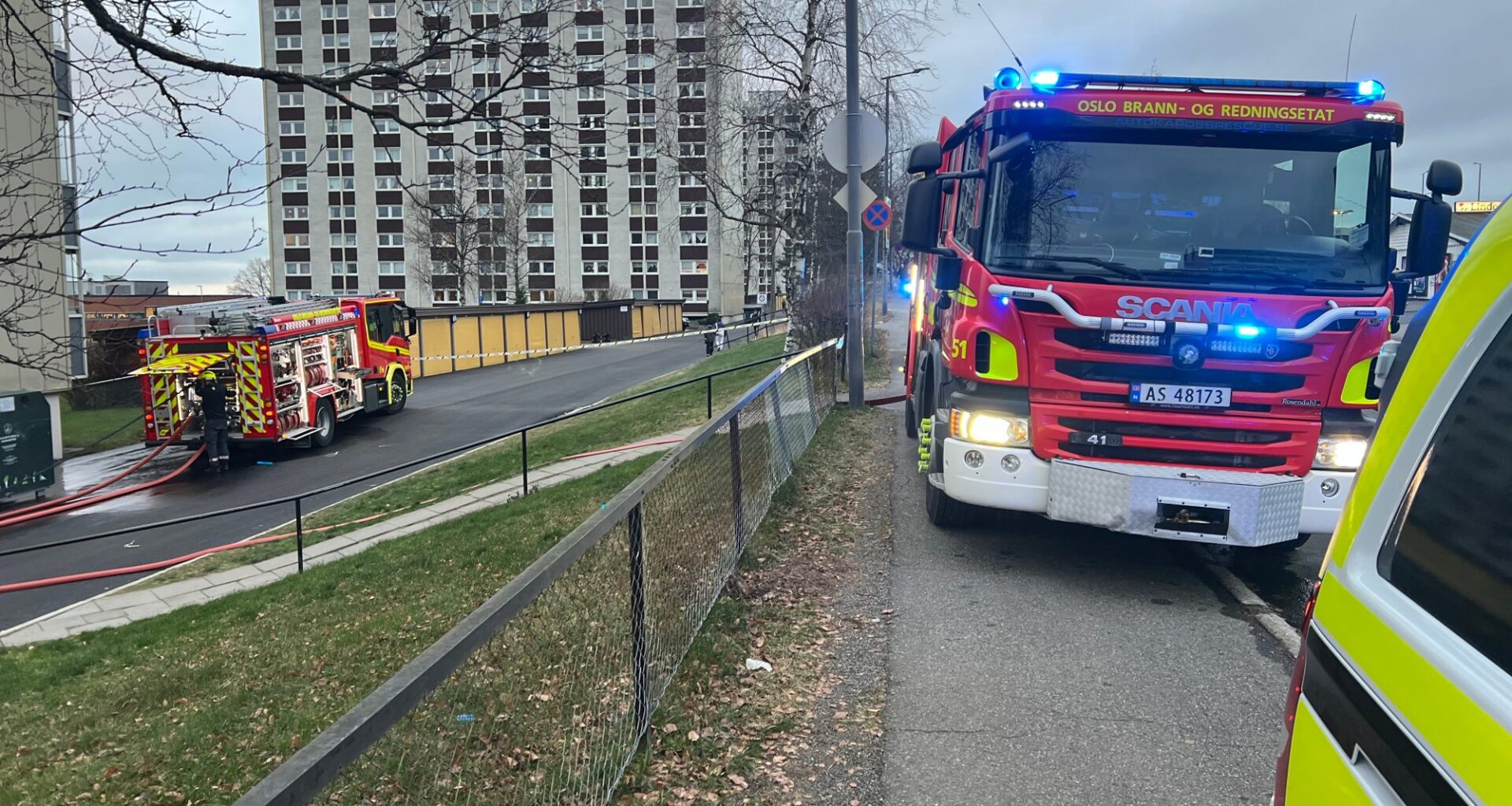 Brann, Nødetatene | Rykker ut til brann i boligblokk – én til sykehus