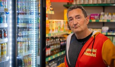 En mann som ser inn i kamera