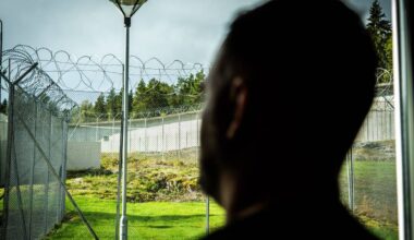 en person som ser ut av et vindu