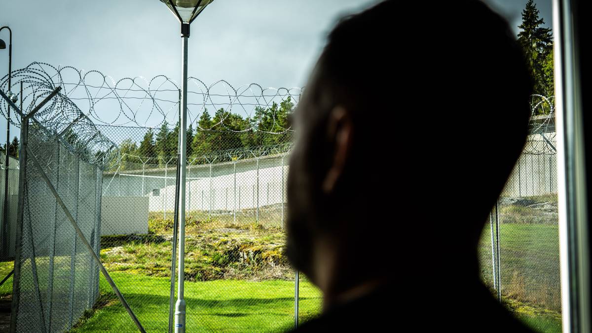 en person som ser ut av et vindu