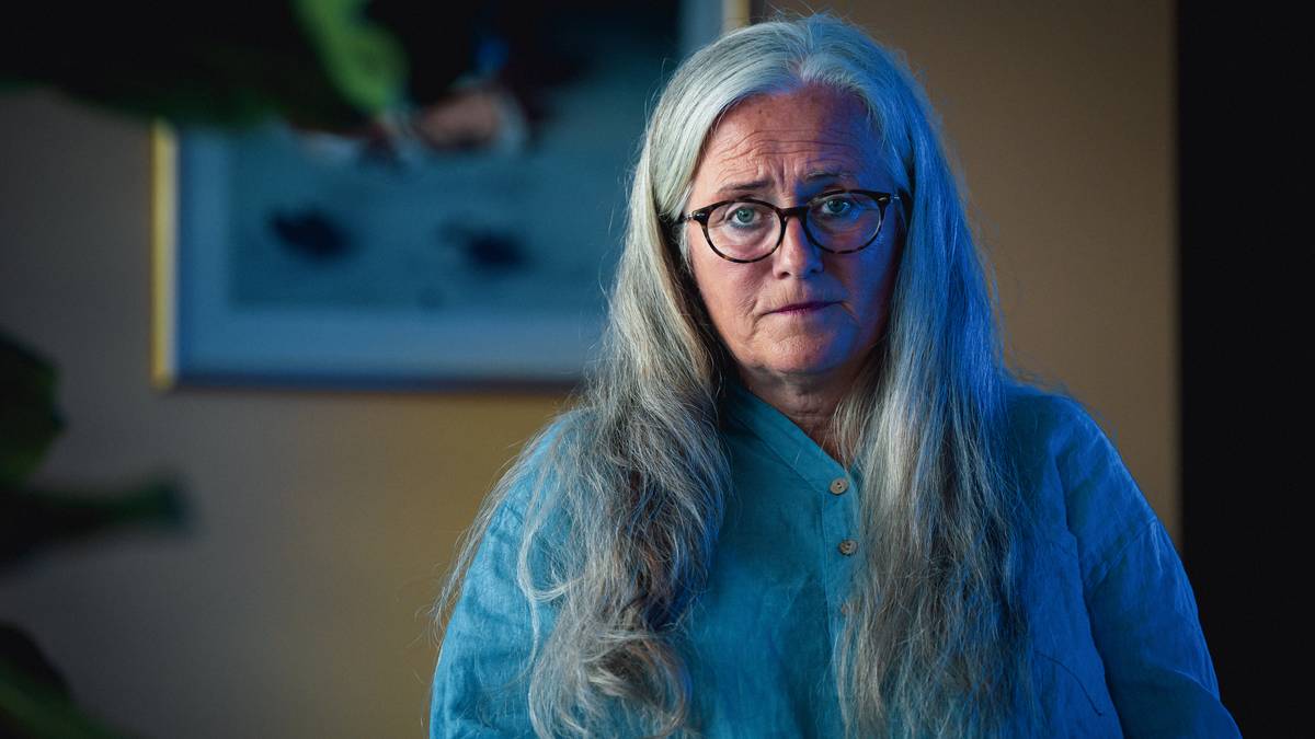 Portettbilde av Inger-Mari Eidsvik. Hun har på seg en blå bluse og briller.