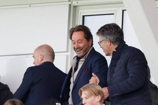 Molde 20220529. 
Kjell Inge Røkke (nr to fra høyre bakerst) smiler etter eliteseriekampen i fotball mellom Molde og Bodø/Glimt på Aker Stadion.
Foto: Svein Ove Ekornesvåg / NTB