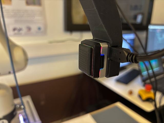 Nærbilde av sensorene som sitter på robotens finger.