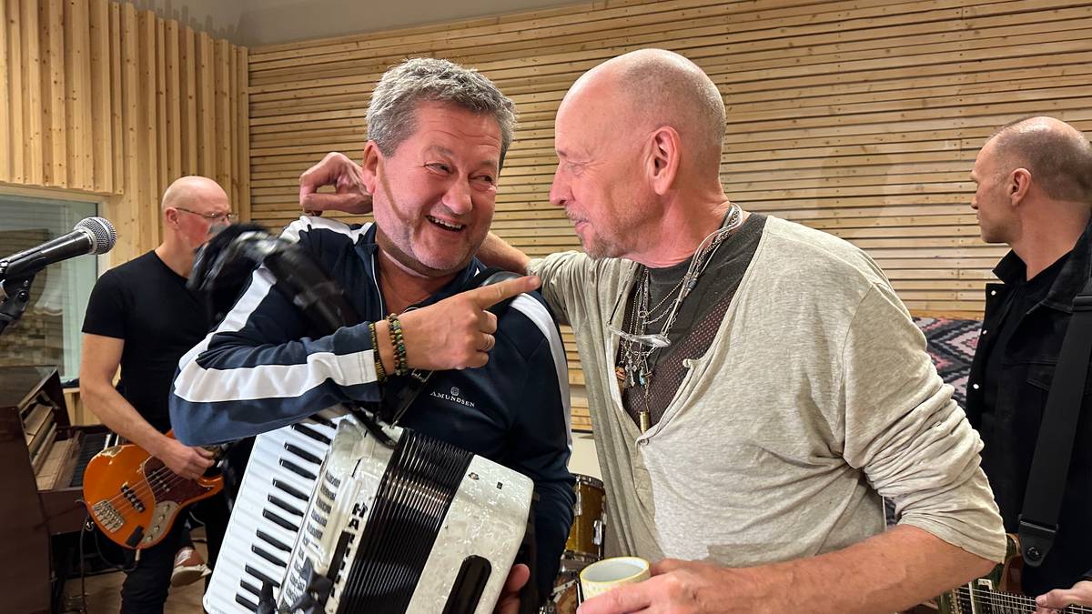 Bjarne Brøndbo spiller trekkspill