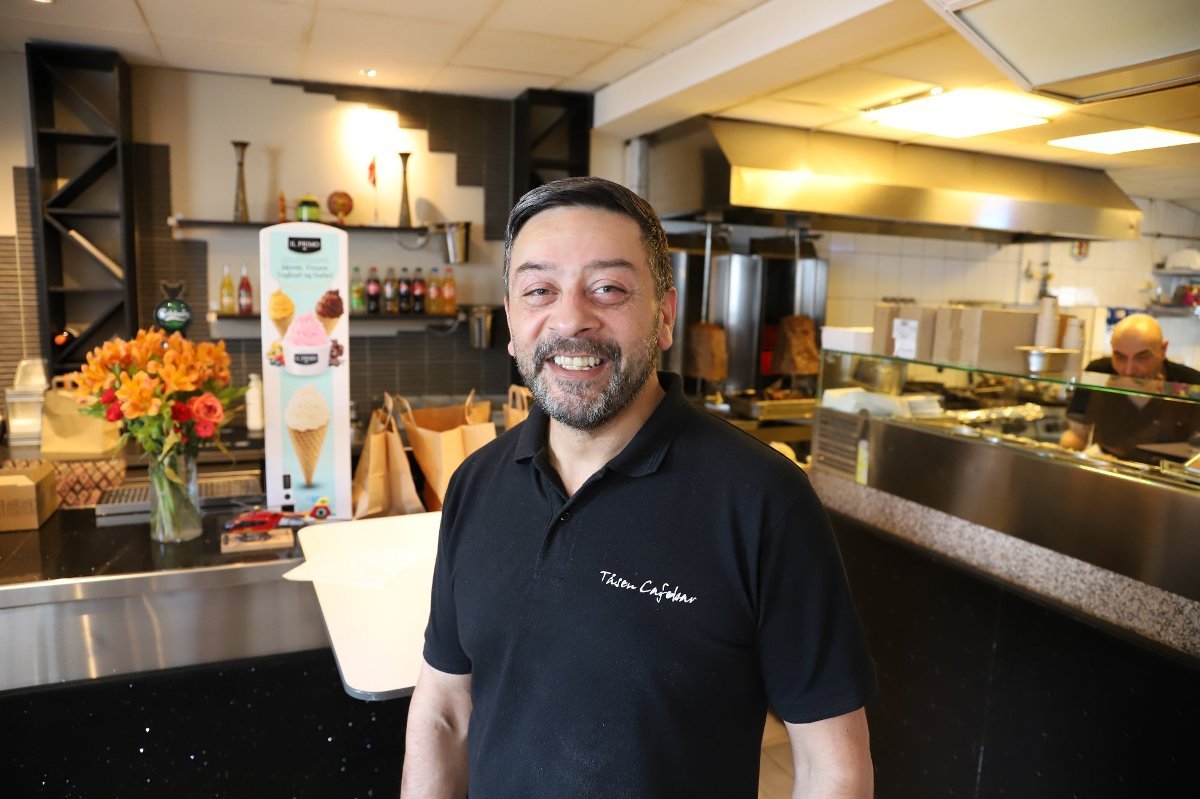 Næringsliv, Fotball | Tåsen Cafebar mater landslagsgutta.