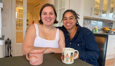 Lykkelig par ved kjøkkenbordet