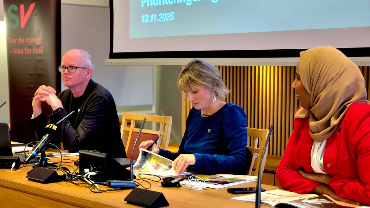 tre mennesker sitter bak et bord