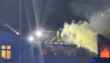 En bygning med åpne flammer