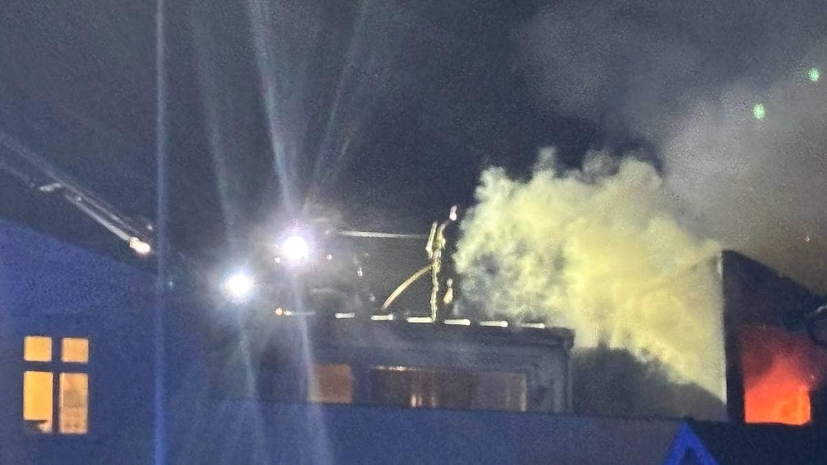 En bygning med åpne flammer