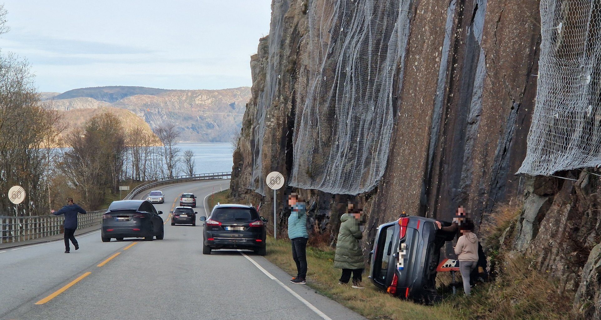 Farsund, Trafikkuhell | Kjørte utfor og havnet på siden