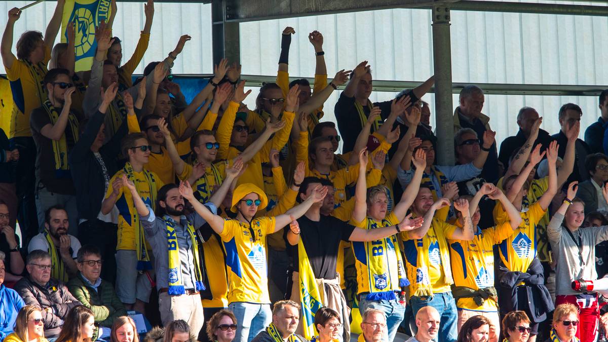 NM fotball 2018: Brattvåg - Rosenborg. Brattvågs supportere under kampen mellom Brattvåg og Rosenborg i 3. runde av cupen på Brattvåg stadion.