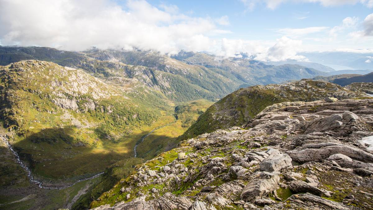 Utsikt over Vossadalen i Kvam Herad, Hordaland. Her renner deler av Øystesevassdraget gjennom.