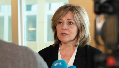 Helse Nord-direktør Marit Lind intervjues av NRK-journalist.