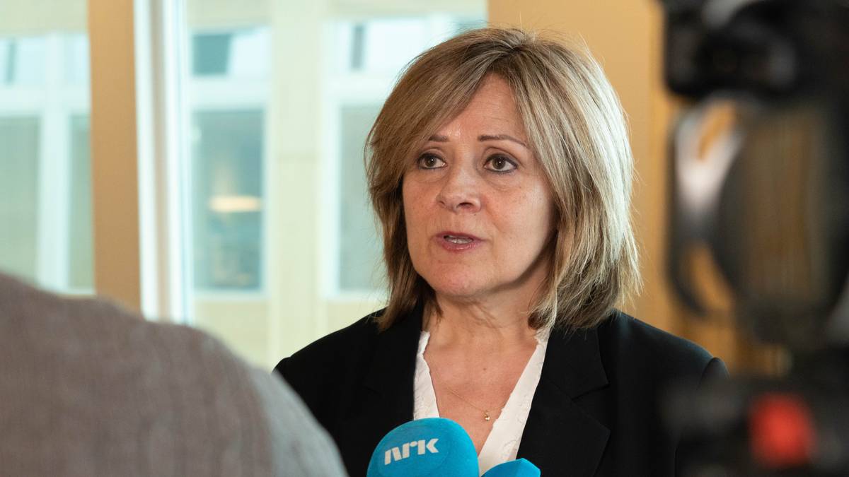 Helse Nord-direktør Marit Lind intervjues av NRK-journalist.