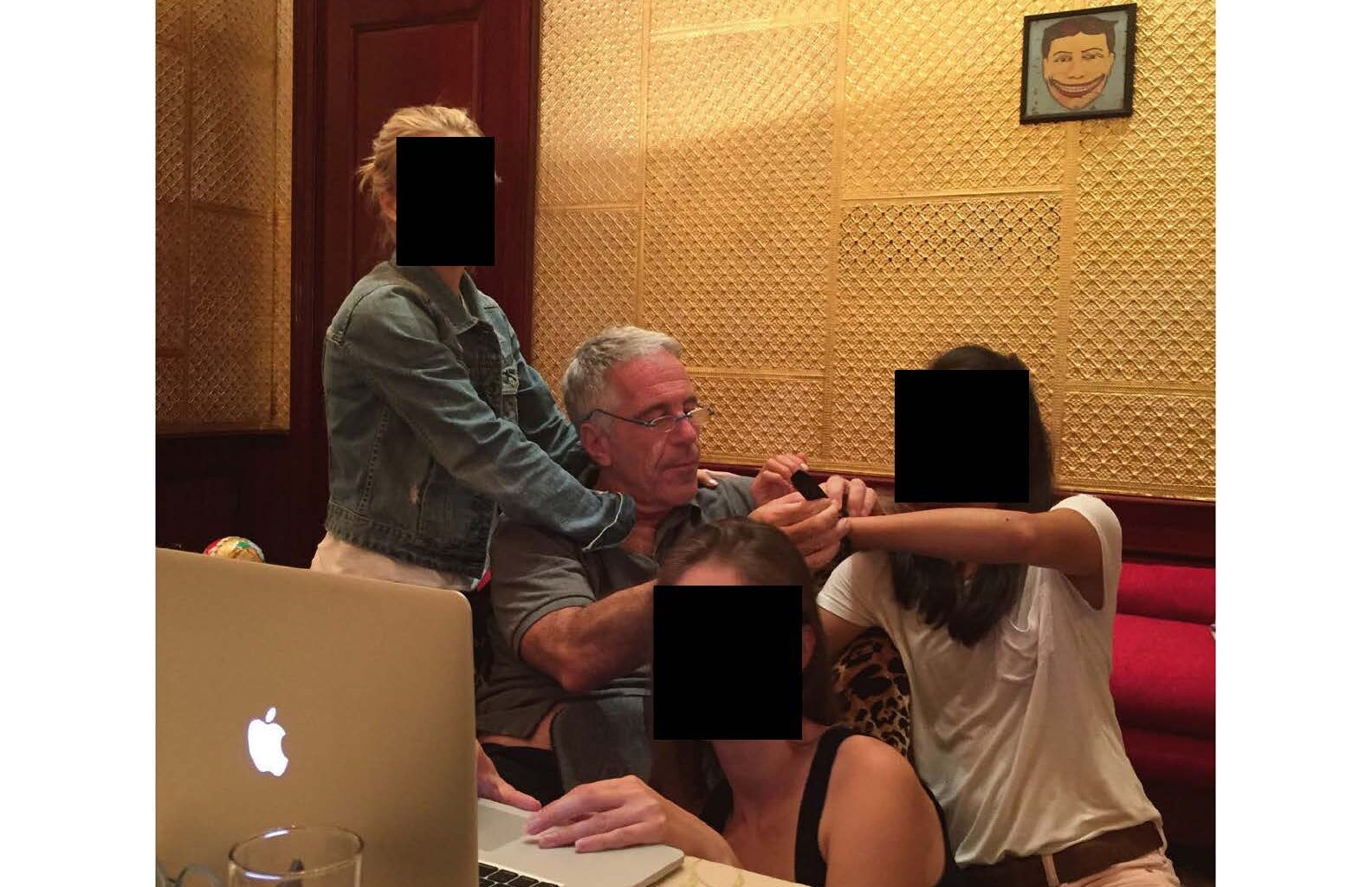 På ett av de nylig frigitte bildene ser man Epstein sammen med flere kvinner. Identiteten deres er ikke kjent.